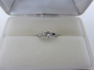 ダイヤモンド買取　ダイヤモンドリング高価買取　大阪神戸　石が取れた