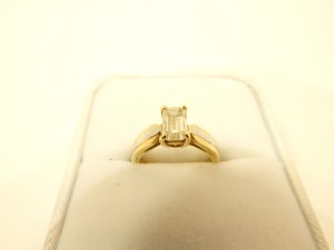 ダイヤモンド  買取 エメラルドカット　大阪・神戸 ダイヤリング買取