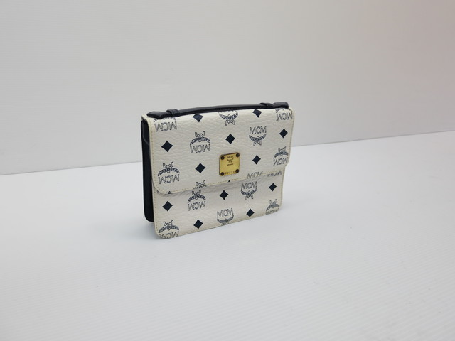 MCM レザークラッチバッグ 白 色焼け 買取いたしました。