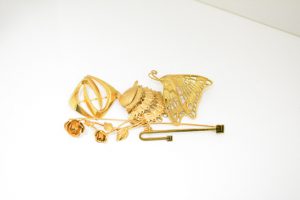 K18金ブローチ13.7g金相場高騰価格で買い取らせていただきました。