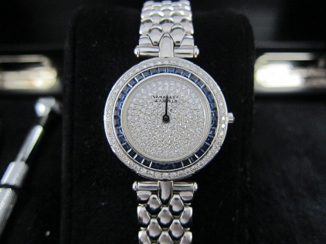 ヴァンクリーフ＆アーペル　レディースWGベゼルダイヤ＆サファイヤ文字盤ダイヤ時計買取りいたしました。