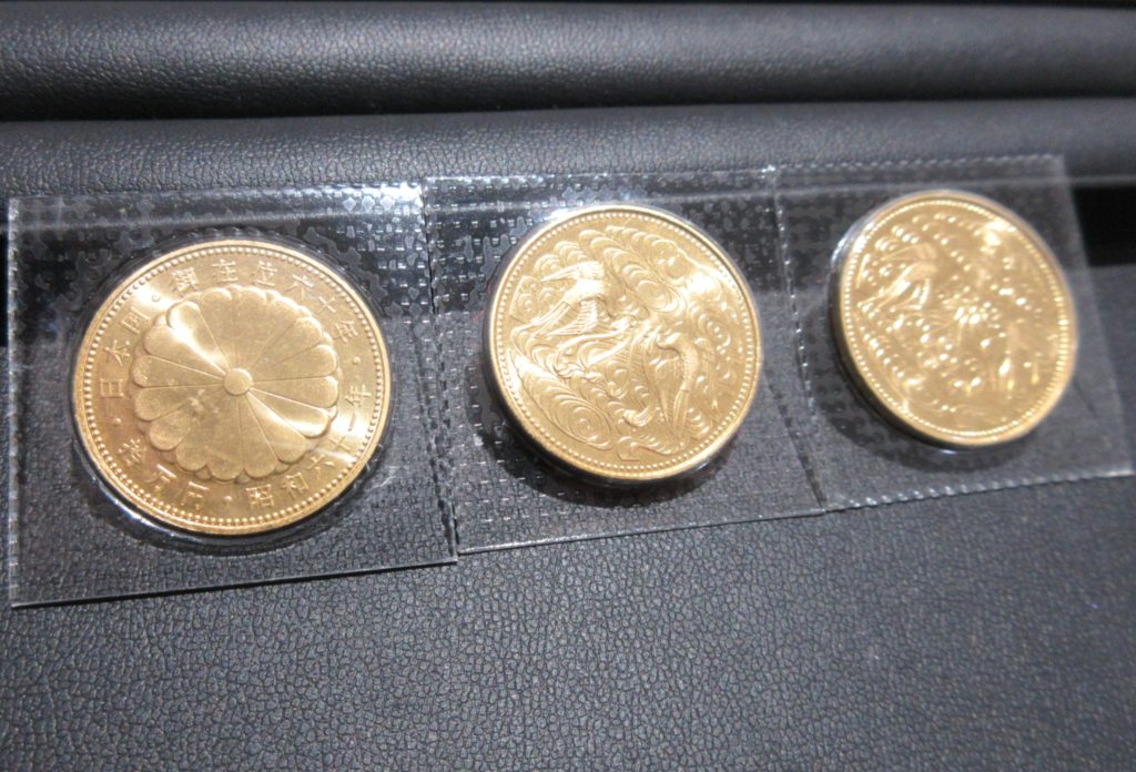 天皇陛下御在位６０年記念 10万円金貨 3枚 買取 ブリスターパック入り 高価買取中！