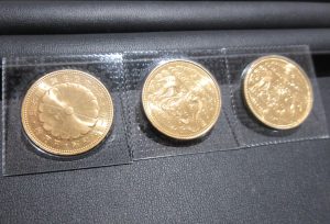 天皇陛下御在位６０年記念 10万円金貨 3枚 買取 ブリスターパック入り 高価買取中！