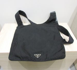 プラダ テスート ナイロンサコッシュ バッグ 買取 変形デザイン 黒 汚れ有