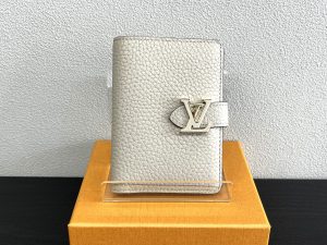 ヴィトン ヴェルティカルウォレット コンパクト トリヨン ガレ イニシャル入り