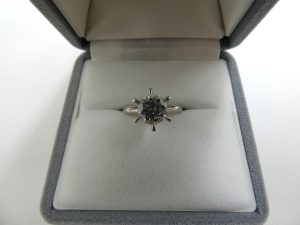 Pt900製 昔の立て爪リング 大粒ダイヤモンド D1.50ct 買取価格