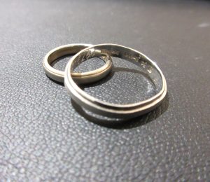 貴金属 ホールマーク刻印 Ｐｔ９００リング2点 買取 マリッジリング