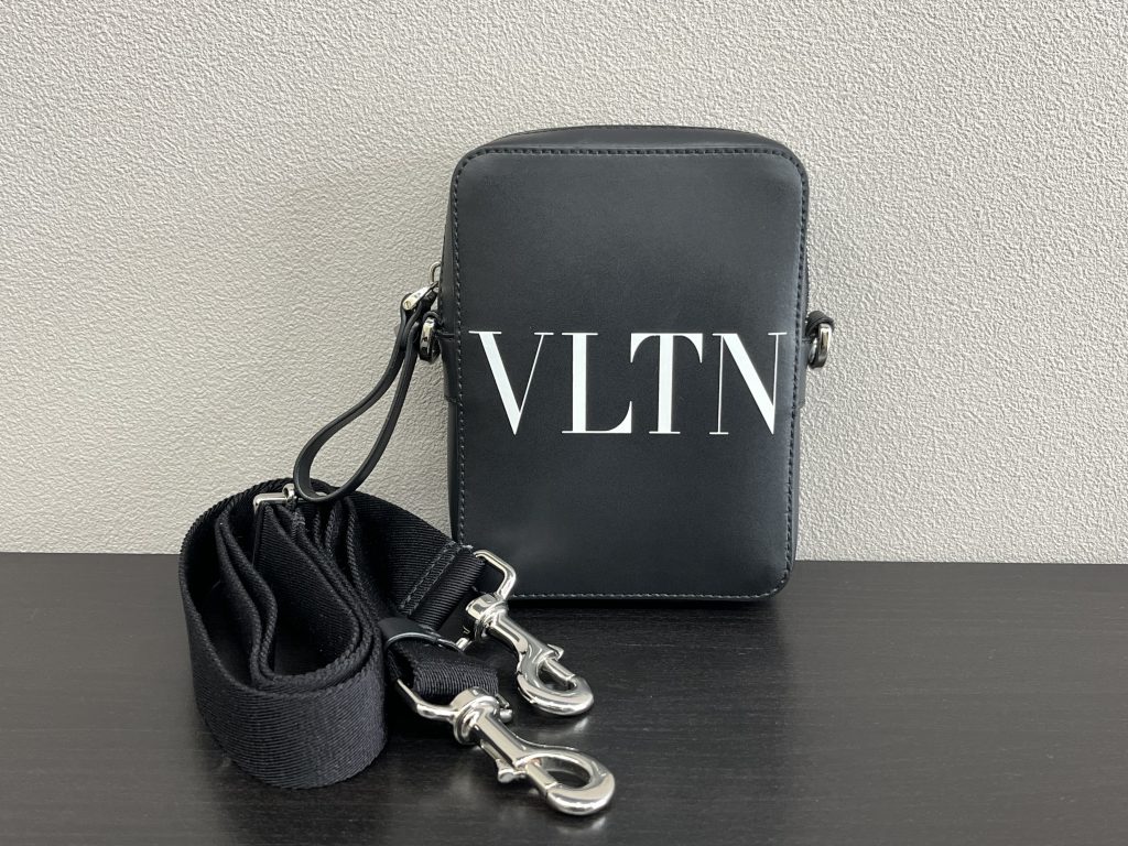 ヴァレンティノ ガラヴァーニ VLTN ショルダーバッグ レザー