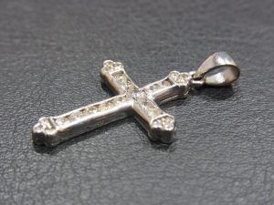 ネックレストップ 買取 Pt900（プラチナ900） クロスデザイン メレダイヤ