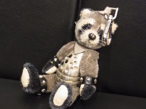 プラダ買取 アニマルキーチャーム 1ARH56 2013年 クリスマス限定 アライグマチャーム
