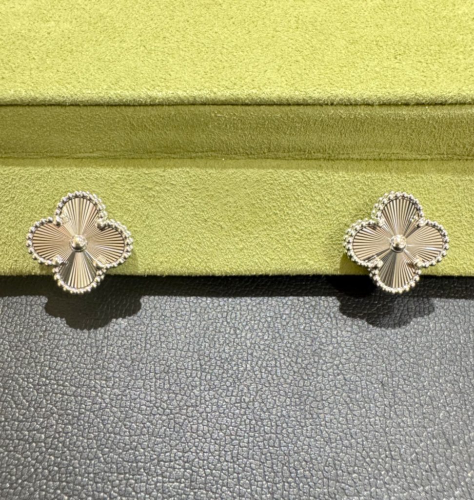 ヴァンクリーフ＆アーペル ヴィンテージアルハンブラピアス 買取 ギヨシェ K18WG 付属品有